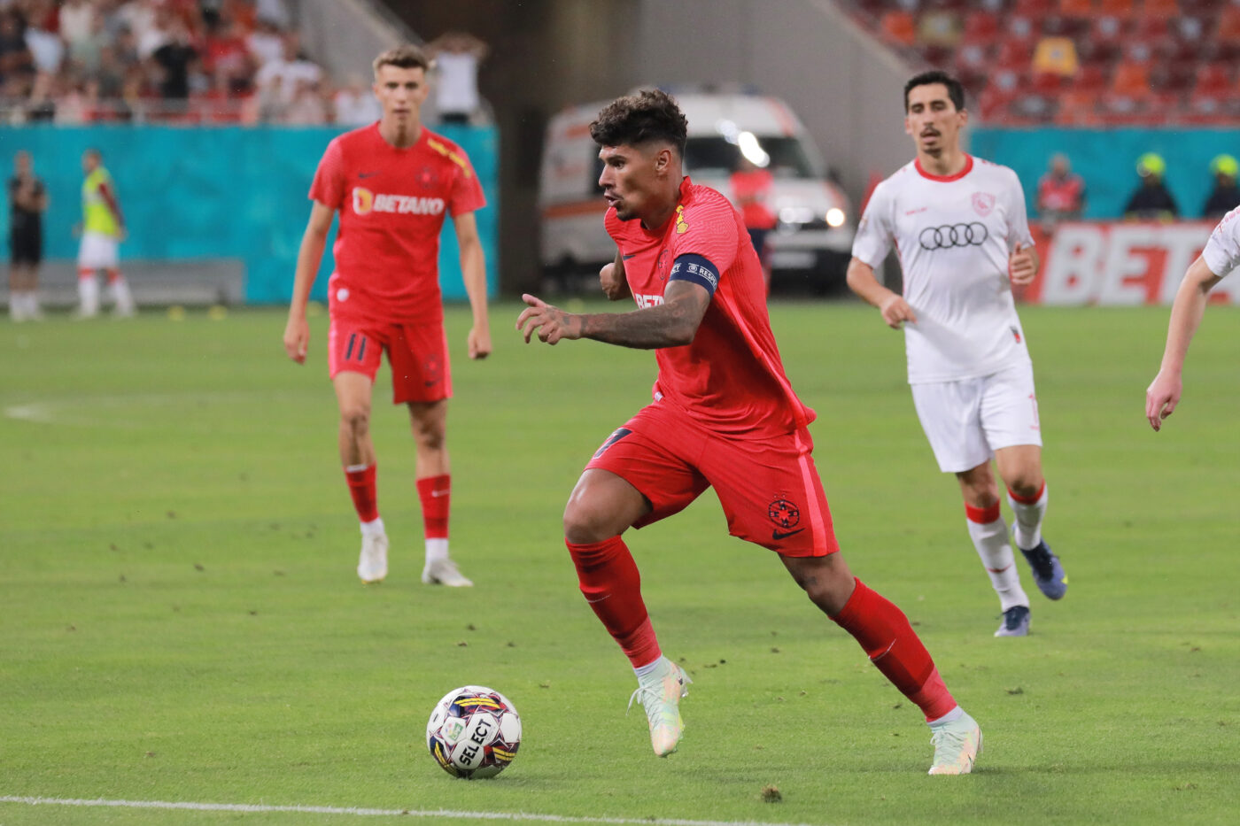 Recuperare miraculoasă pentru Florinel Coman! Fotbalistul, apt pentru meciul lui FCSB din Conference League după vizita la celebrul vraci Marijana: „Și ea s-a închinat!”