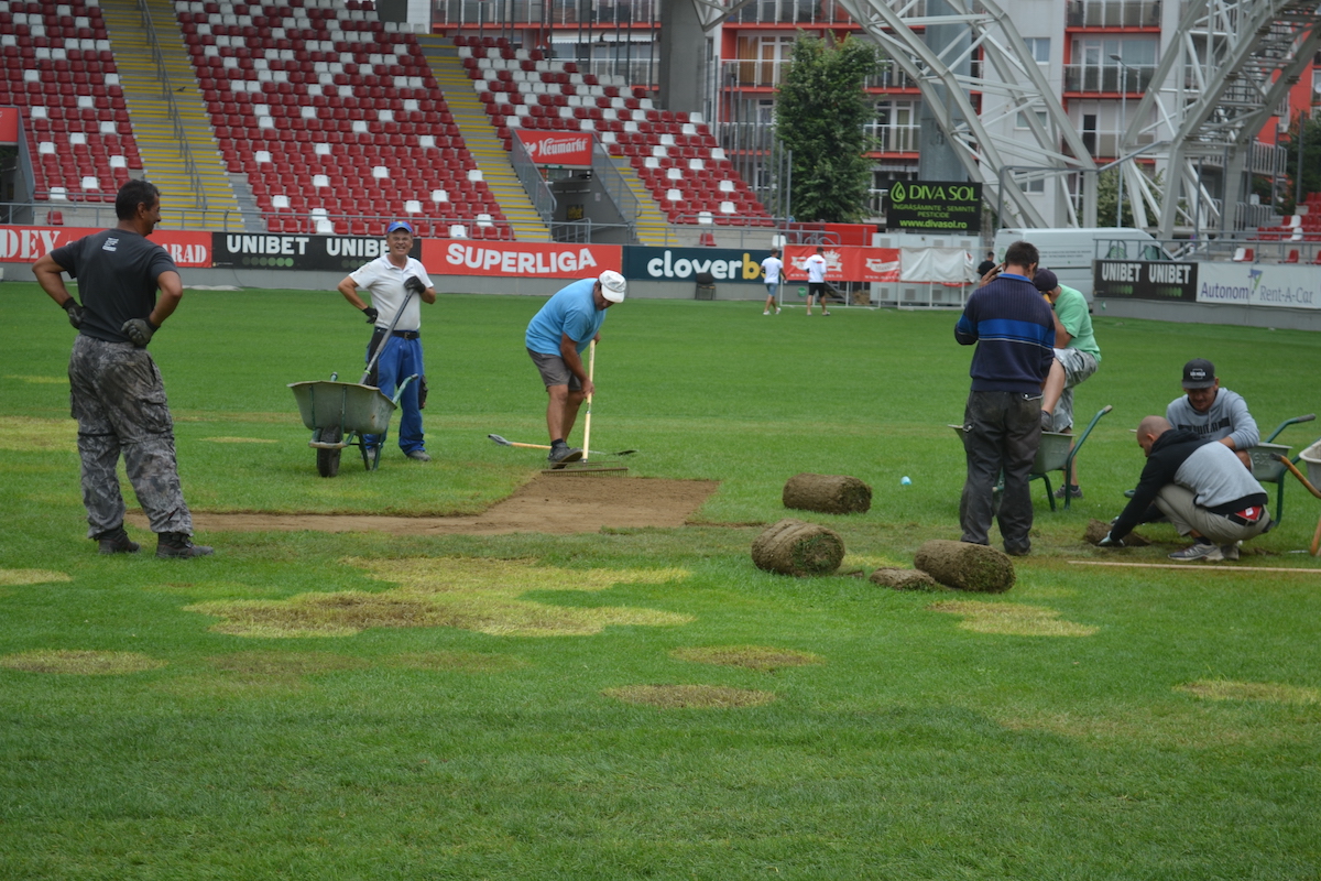 Gazonul de la Arad, total distrus cu doar două zile înainte de UTA – FC U Craiova. „Există un pericol de accidentări”