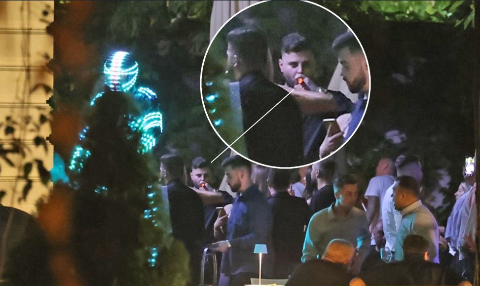 Adrian Mititelu jr. și noua iubită, zi de naștere cu 100 de invitați la un local de lux din București! Un artist de top a le-a cântat celor doi la petrecerea „monstru” | FOTO
