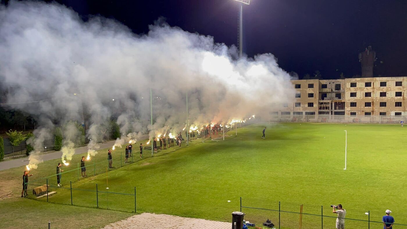 A început showul. Peluza Sud 97, spectacol grandios la antrenamentul lui U Craiova 1948 înainte de meciul derby al Olteniei! | EXCLUSIV