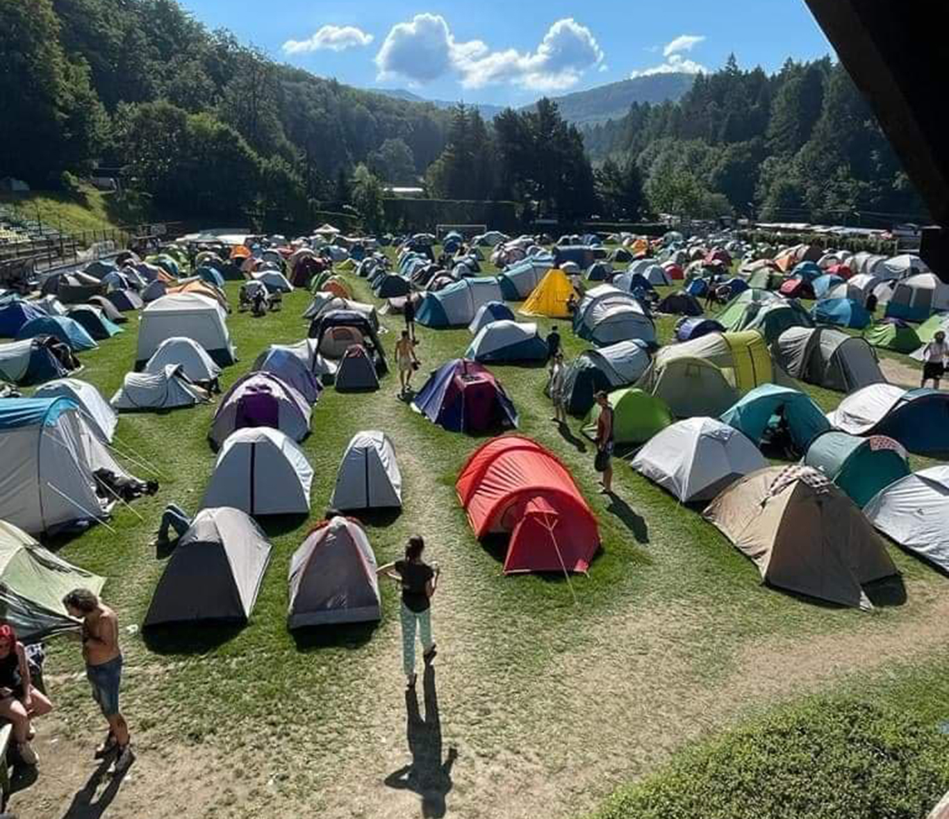 Camping pe stadion! Motivul pentru care arena unei echipe din România a fost invadată de corturi!
