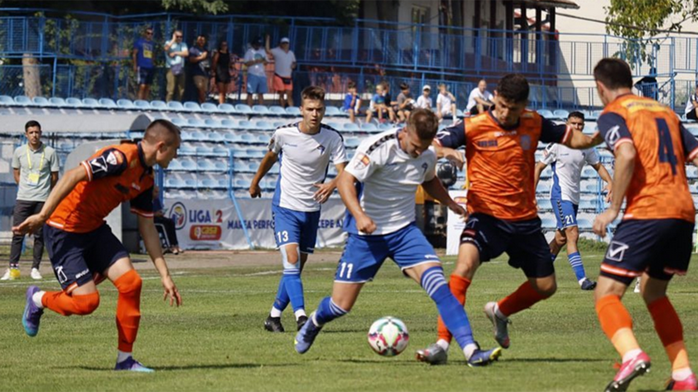 VIDEO | Viciere de rezultat? Decizii controversate luate de arbitrul Cătălin Buși în Unirea Dej – Poli Iași: penalty după o simulare de amatori și un roșu contestat. Cum au reacționat antrenorii