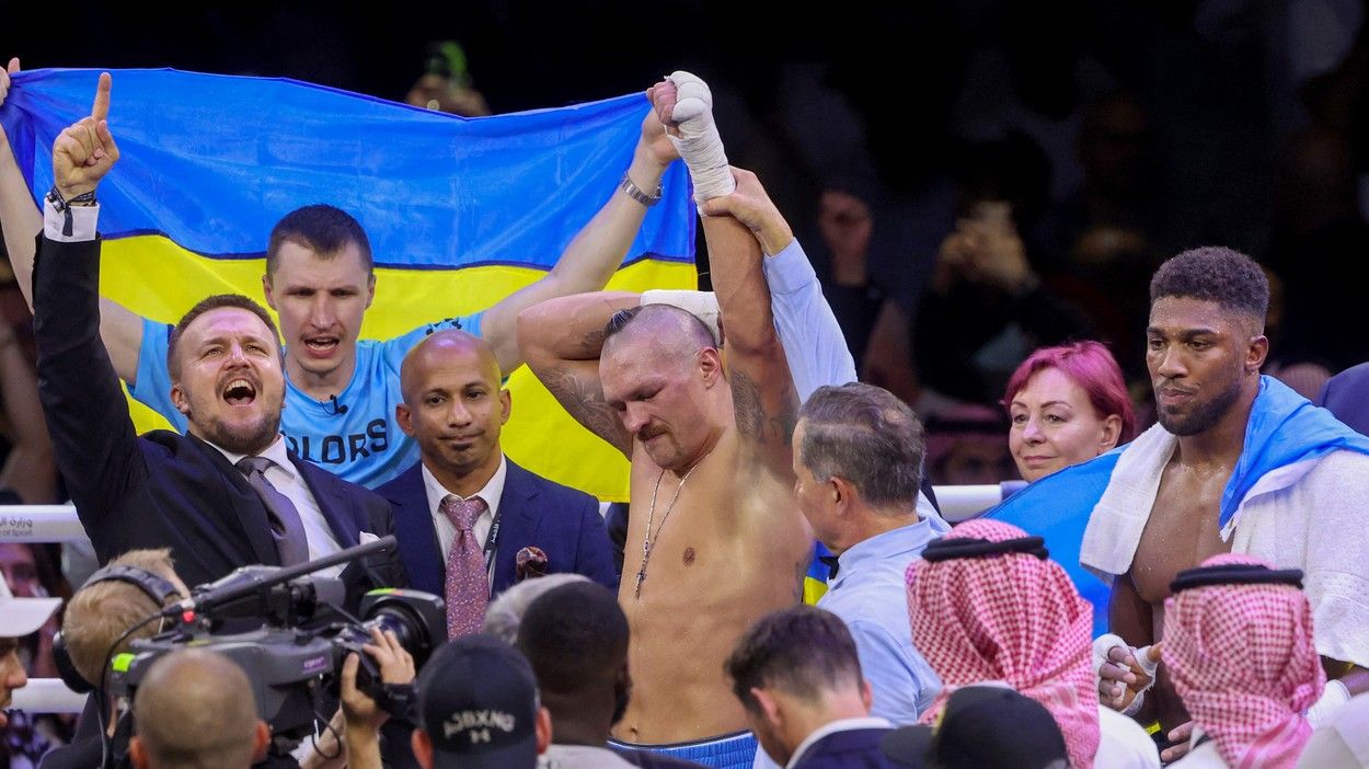 Oleksandr Usyk, victorie extraordinară împotriva lui Anthony Joshua. Pugilistul și-a apărat centurile mondiale îmbrăcat în culorile Ucrainei, iar Volodimir Zelenki nu a ezitat să-l felicite