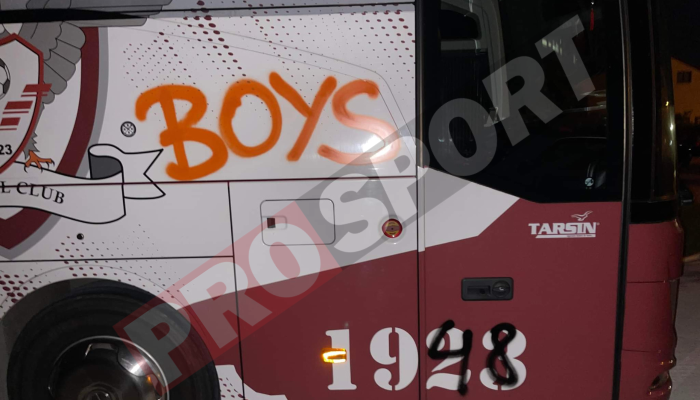 Gestul care declanșează un război total în Oltenia: Peluza Sud 97 a Craiovei a vandalizat autocarul celor de la Rapid București | FOTO EXCLUSIV