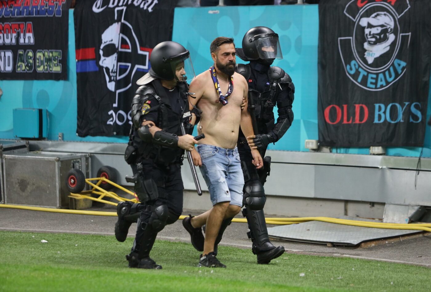 Scandal de proporții înainte de Dinamo – CSA Steaua! Suporterii oaspeților au fost luați pe sus de jandarmi | VIDEO & FOTO EXCLUSIV