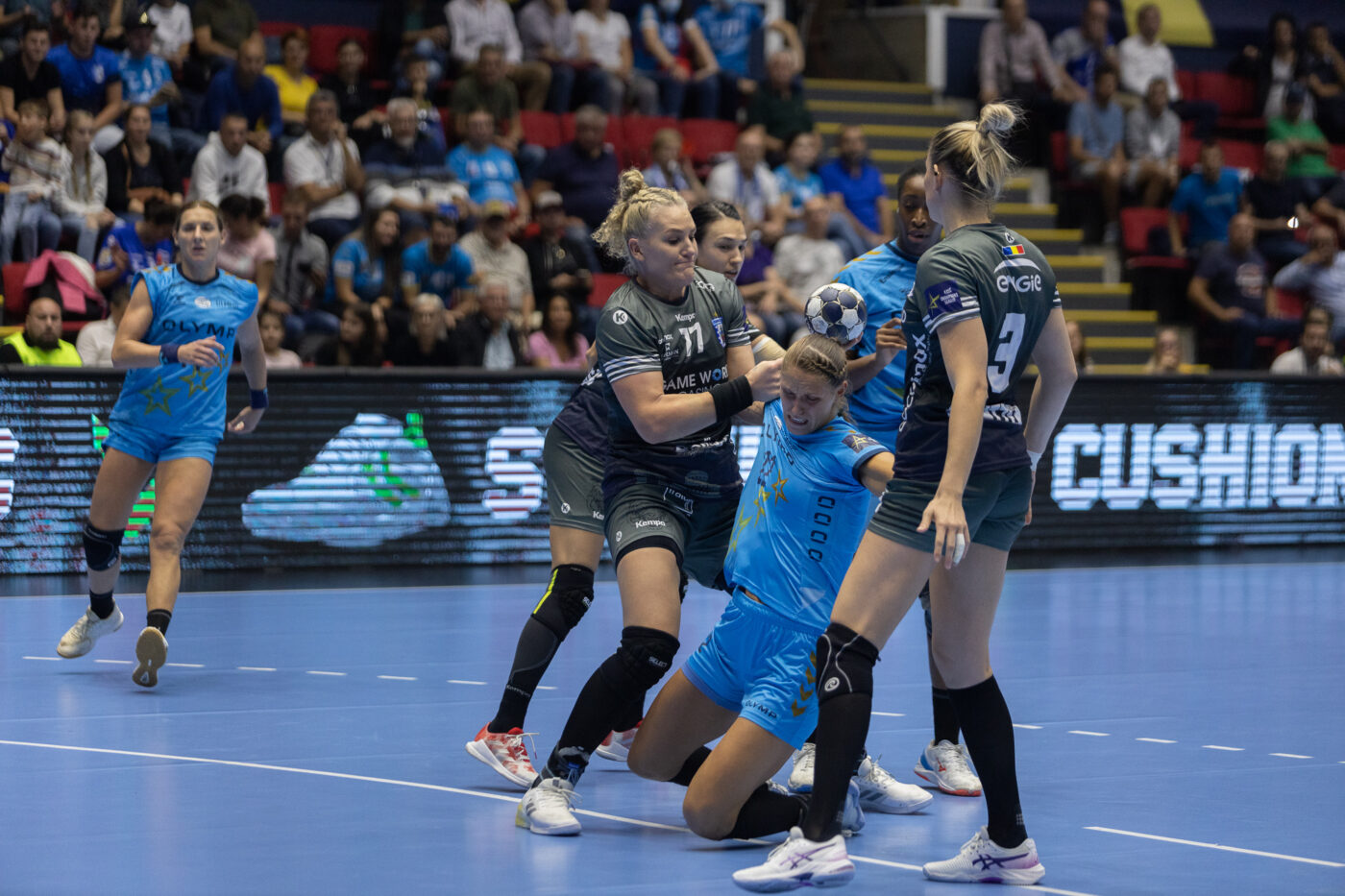 Ce nu s-a văzut la televizor la dramaticul meci de handbal feminin CSM București – Bietigheim din Polivalentă | SPECIAL