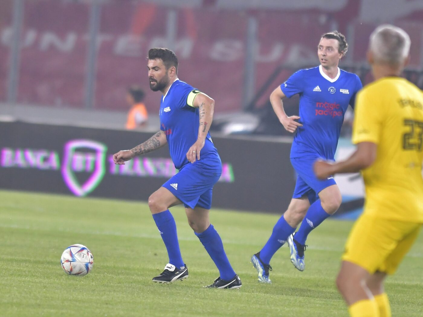 Ce se întâmplă cu mingea din meciul de retragere a lui Adrian Mutu! E semnată de starurile mondiale ale fotbalului, ca Gică Hagi, Makelele sau Cannavaro 