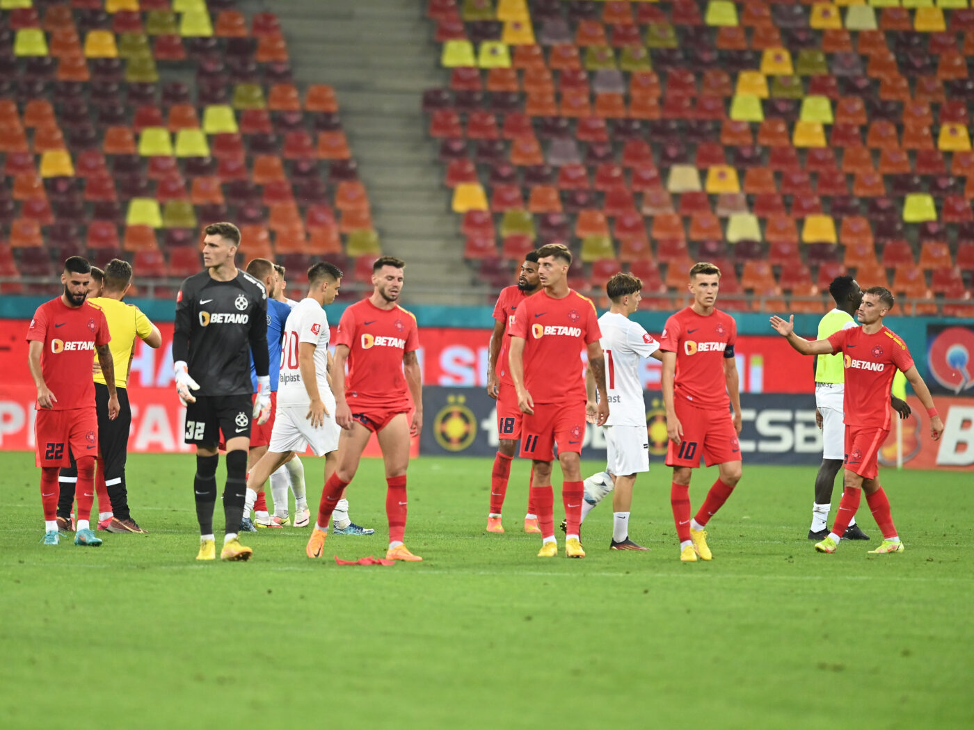 Ce trebuie să facă jucătorii și antrenorii care semnează cu FCSB. „Chiar dacă ți-a fost frică sau nu, trebuie să iei în calcul tot!”