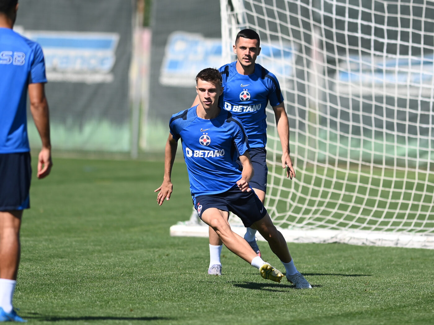 Antrenorul a dezvăluit unde greșește Gigi Becali în cazul lui Octavian Popescu! Cum a început decăderea fotbalistului de la FCSB: „E un lucru extrem de periculos!”