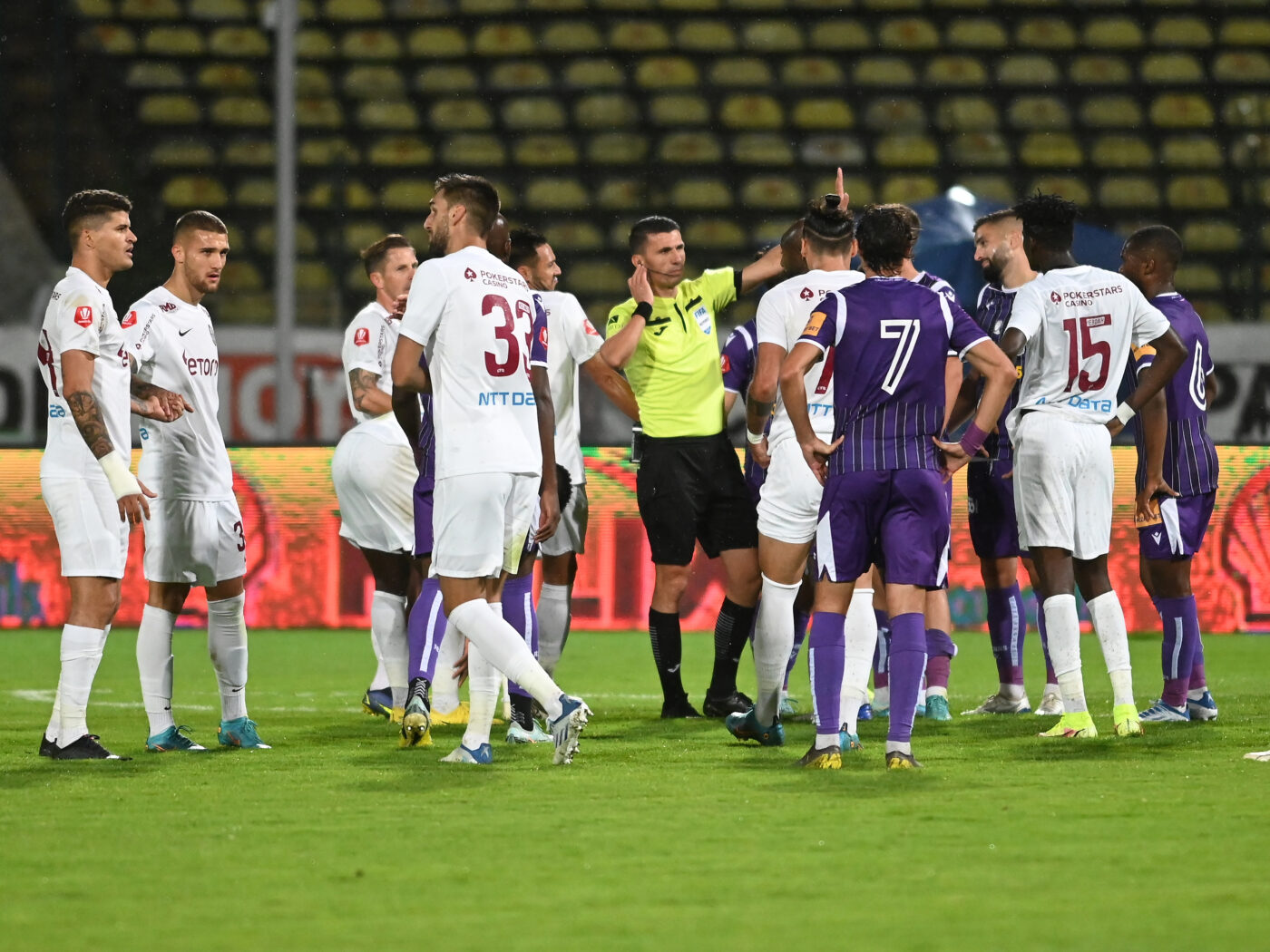 Surpriză! Cel mai delegat arbitru în Superliga nu este Istvan Kovacs ori Radu Petrescu! Cum arată topul prezențelor în rândul „fluierașilor” | SPECIAL