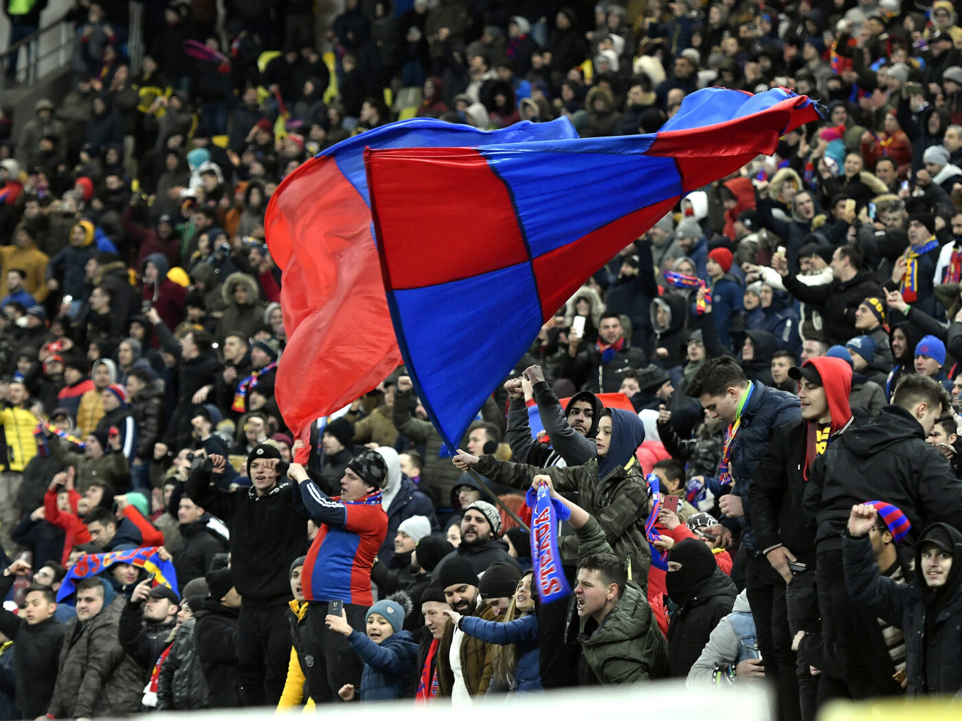 Suporterii lui FCSB nu au voie să poarte tricouri roș-albastre la meciul cu West Ham, din Conference League! „Au primit un mail”