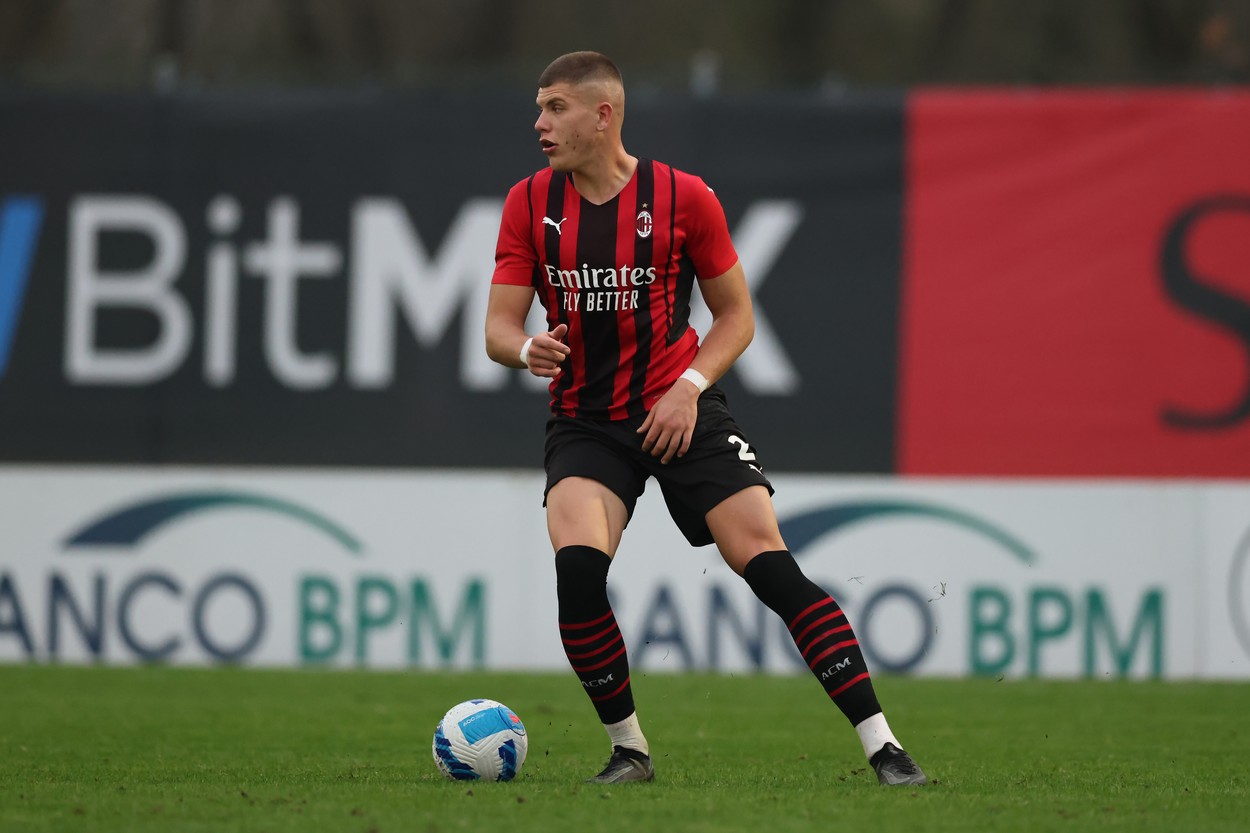 Fotbalistul român care i-a fascinat pe șefii lui AC Milan: l-au pus căpitan la Primavera, iar Stefano Pioli îl vrea la prima echipă a campioanei Italiei!