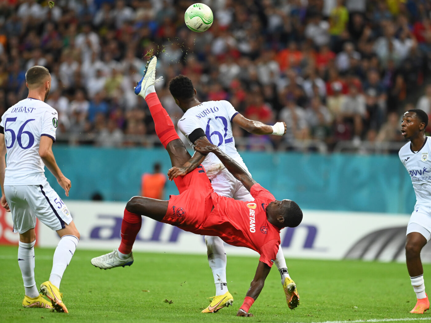 Reacția plină de fair-play a belgienilor după FCSB – Anderlecht. „L-a ținut ca un wrestler! O aberație a arbitrajului!”