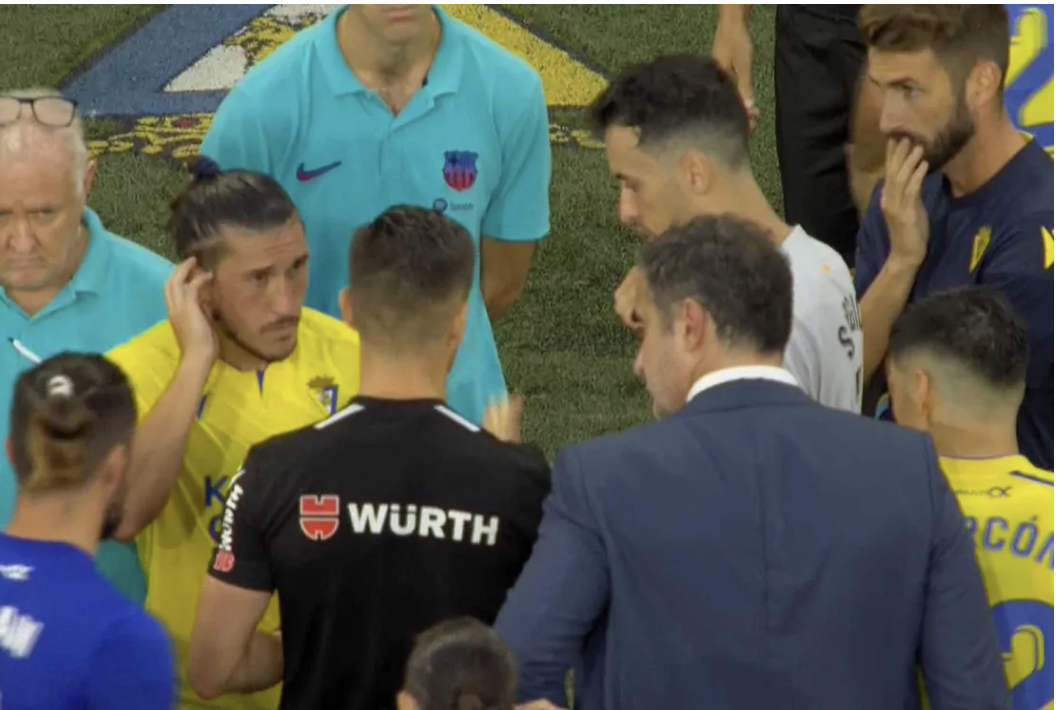 Scene de coșmar în Cadiz – Barcelona! Un spectator a suferit un infarct în timpul meciului, iar partida a fost întreruptă!