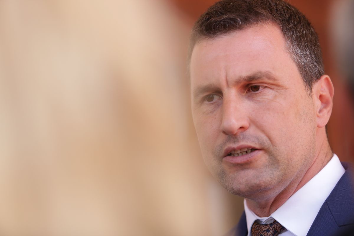Tánczos Barna, prima reacție despre scandalul imaginilor în care apare îngenuncheat la intonarea imnului ținutului secuiesc! Cum a răspuns la întrebarea: „Care ar fi reacția dacă un ministru din Guvernul Orban ar cânta imnul Ardealului?” | INTERVIU