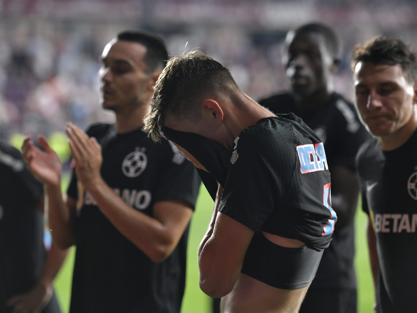 Tavi Popescu, criticat dur după meciul West Ham – FCSB. „Mă gândeam că anul ăsta sparge tot, dar se duce grav în jos!”