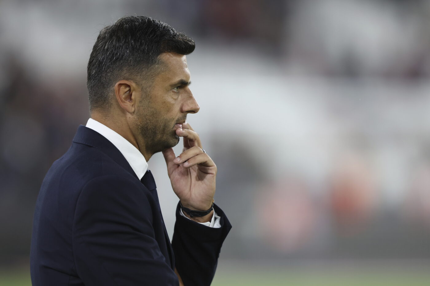 Nicolae Dică își ceartă jucătorii după West Ham – FCSB 3-1. „70 de minute ne-am ridicat la nivelul lor, dar trebuie să nu mai facem greșeli!”