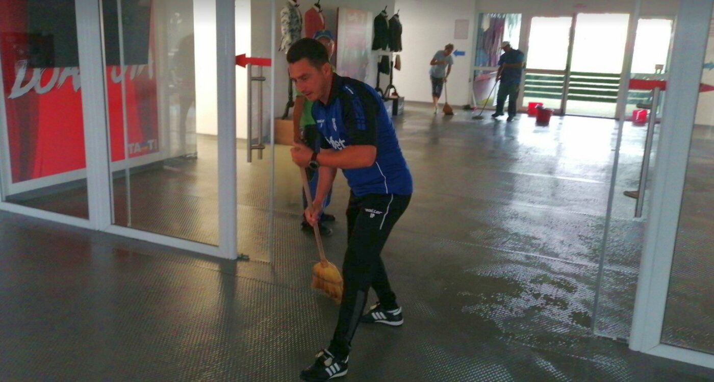 Imaginile zilei vin de la Arad: Ilie Poenaru a pus mâna pe mătură pentru a scoate apa din stadion! FOTO