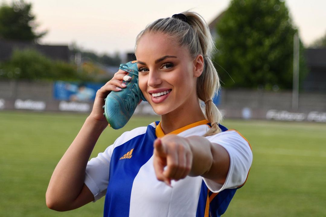 Cum a reacționat cea mai frumoasă jucătoare de fotbal din lume când l-a întâlnit pe Cristiano Ronaldo. Ana Maria este de o frumusețe aparte. GALERIE FOTO