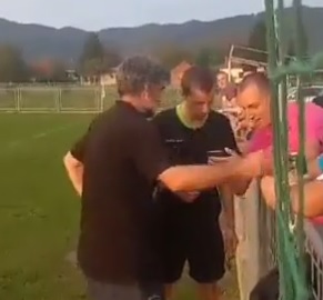 N-ai bani, n-ai VAR! Un arbitru s-a folosit de nemulțumirea unui fan care i-a arătat faza controversată pe telefonul mobil! Scene incredibile în fotbalul mic | VIDEO