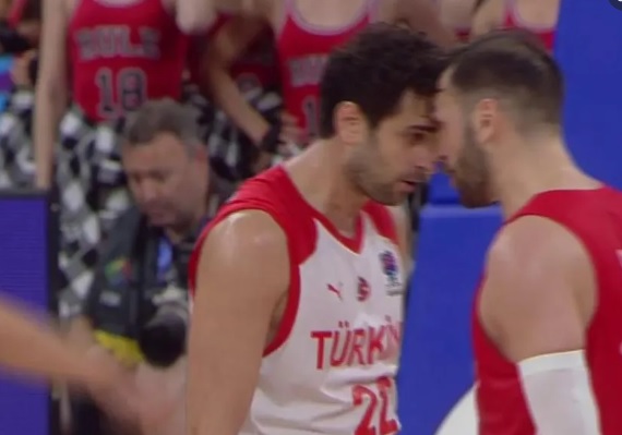Bătaie pe teren și la vestiare! Scandal la Eurobasket 2022: turcii amenință cu retragerea din competiție | VIDEO