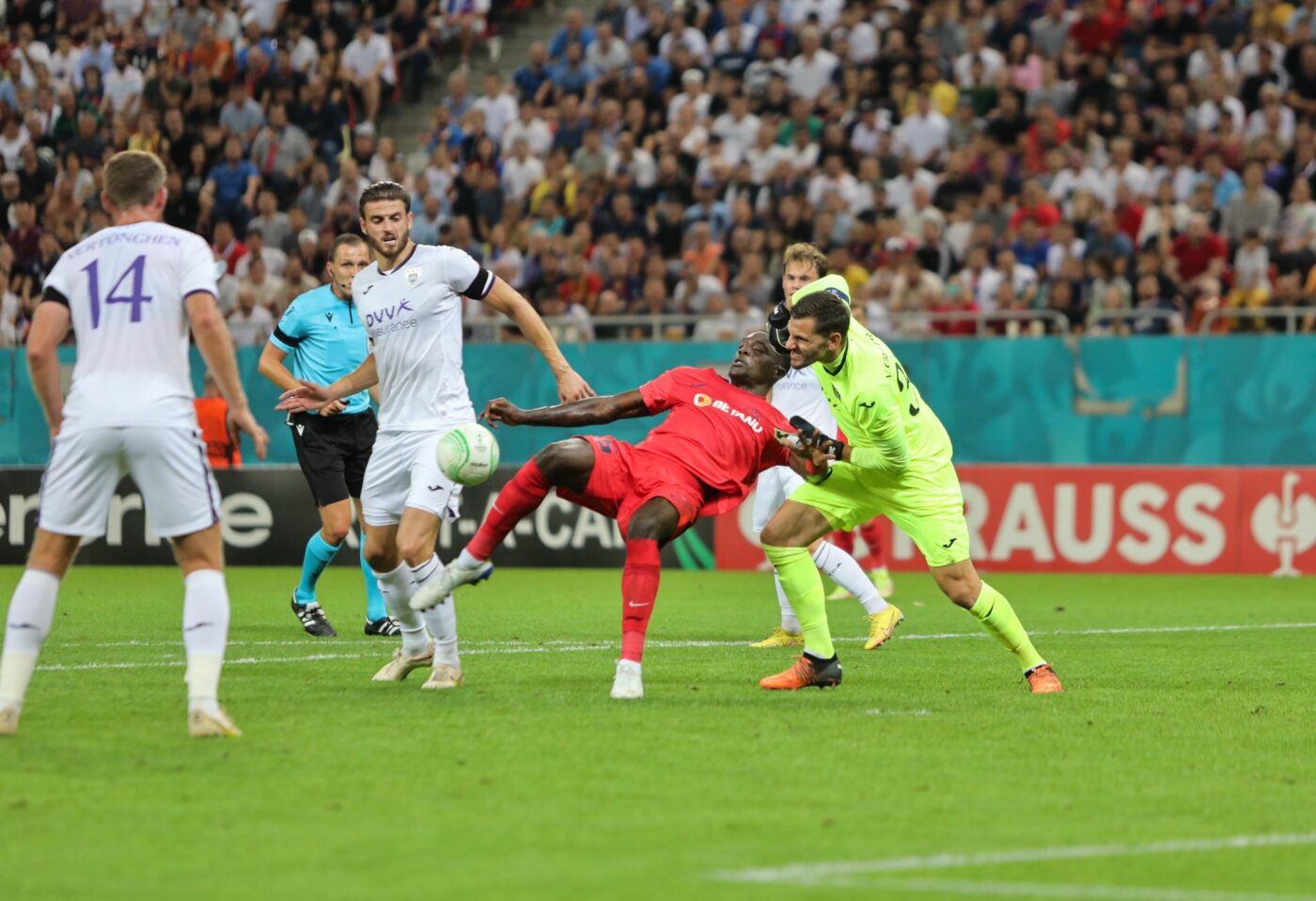 Jaf internațional! FCSB a avut un penalty clar în meciul cu Anderlecht, însă arbitrul partidei a refuzat categoric să acorde lovitură de la 11 metri