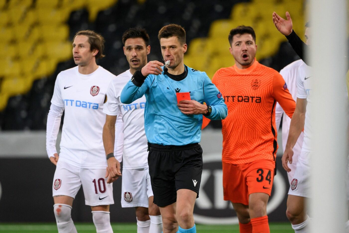 Benoit Bastien, arbitrul care a spulberat visurile europene formațiilor românești! După penalty-ul din Young Boys – CFR Cluj, centralul a acordat lovitură de la 11 metri și la West Ham – FCSB
