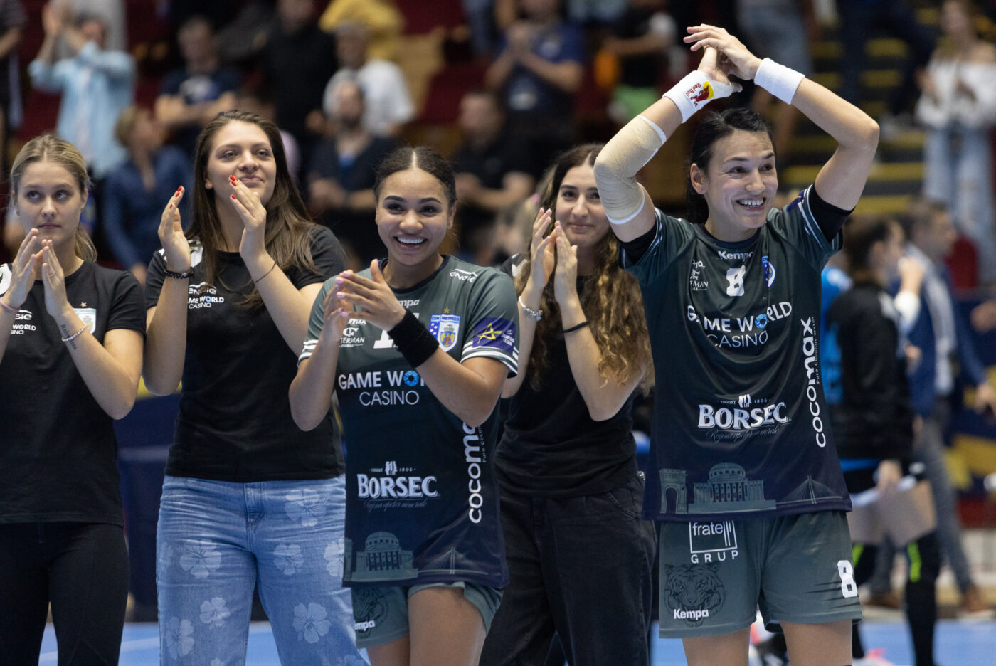 Ce nu s-a văzut la televizor la meciul de handbal CSM București – Krim Ljubljana? Atracția din afara terenului de joc, primarul Nicușor Dan | GALERIE FOTO