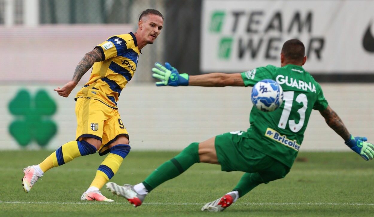S-a aflat suma pentru care Parma e dispusă să îl cedeze pe Dennis Man! Cât trebuie să plătească AC Milan pentru a-și asigura serviciile românului