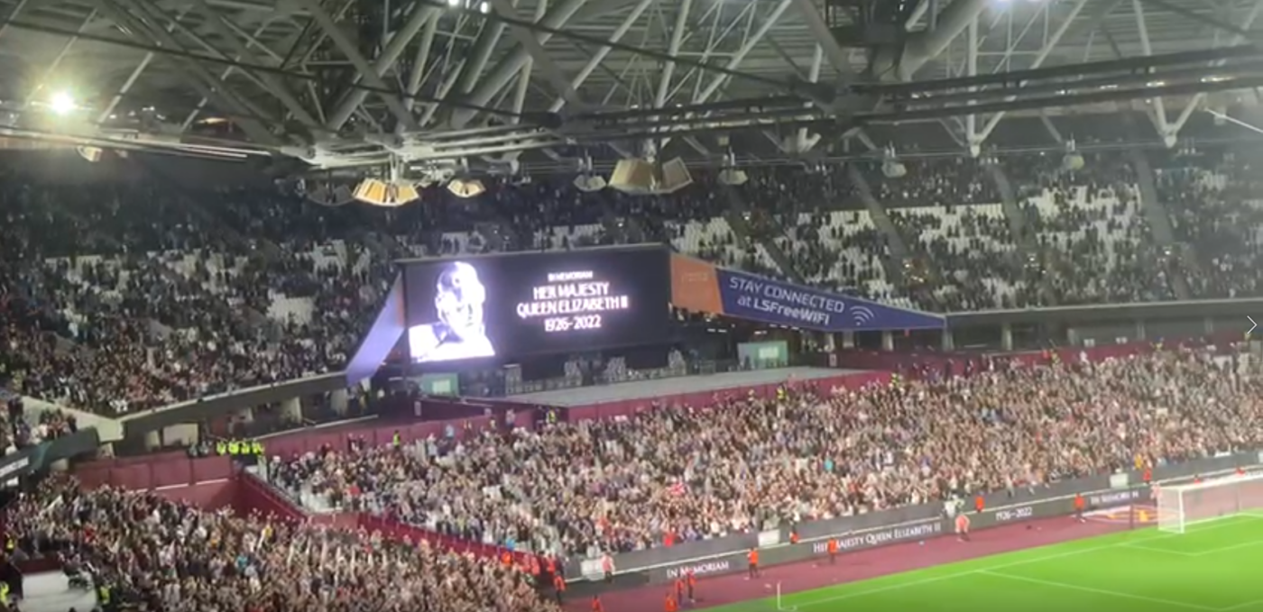 Omagiul cutremurător adus de fanii lui West Ham, după moartea Reginei Elisabeta a II-a a Marii Britanii! Imaginile care dau fiori pe șira spinării. Ce au cântat englezii la meciul cu FCSB | VIDEO