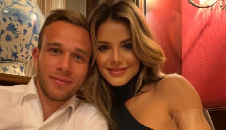 A dat lovitura carierei, dar și în viața personală! Cine este și cum arată Carolina Miarelli, iubita noului star de la Liverpool, Arhtur Melo. Blonda arată senzațional și face furori pe Instagram cu postările sale | GALERIE FOTO