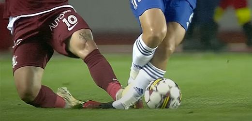 Alex Ioniță, intrare criminală în FC U Craiova – Rapid! Arbitrul îi acordase doar cartonașul galben, însă a intervenit sistemul VAR