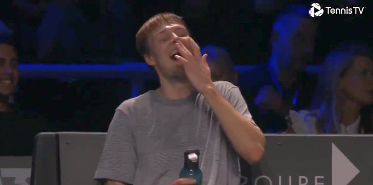 Gest incredibil al unui jucător în finala ATP! Comentatorii au rămas blocați: „Ce o fi în mintea lui?”. Era condus și nimeni nu a înțeles de ce a făcut asta | VIDEO