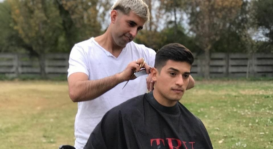 Viața unui frizer argentinian s-a schimbat total, după ce a așteptat 4 ore în fața casei lui Lionel Messi: „Mi-am luat bagajul, toba și am mers mai mulți kilometri pe bicicletă”