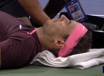 Momente de panică și la US Open: Rafa Nadal, plin de sânge! Spaniolul și-a spart nasul într-un mod stupid în timpul meciului cu italianul Fognini! VIDEO