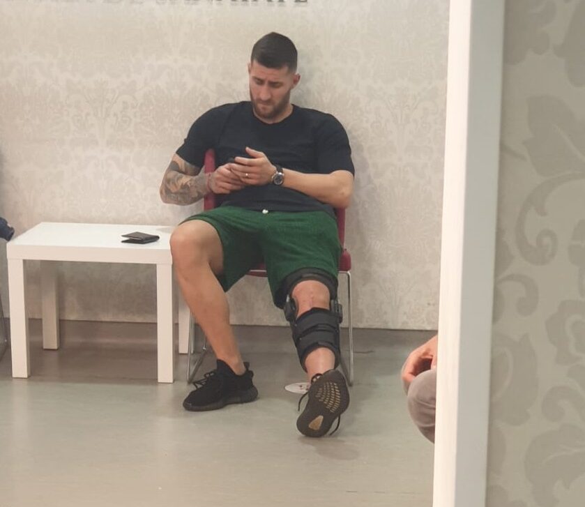 Continuă drama lui Ovidiu Popescu, după accidentarea horror suferită în meciul cu CS Mioveni! Cum arată operația fotbalistului de la FCSB | FOTO EXCLUSIV