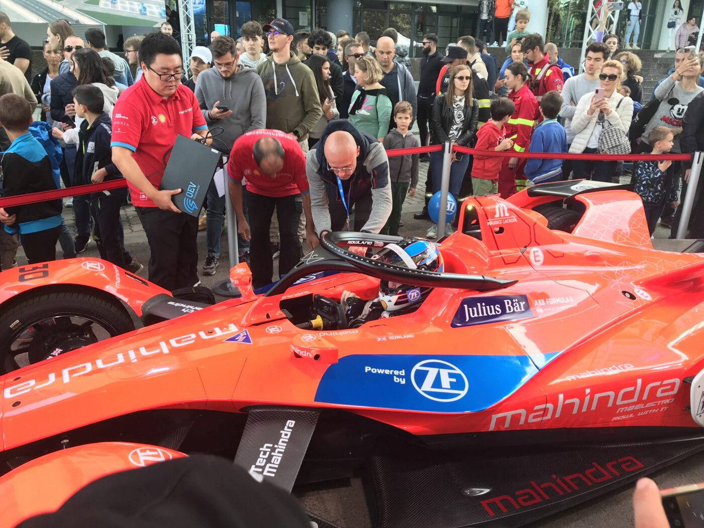 Premieră la Timișoara! Un monopost de Formula E, pilotat de Nick Heifdfeld, a făcut show în zona centrală a orașului
