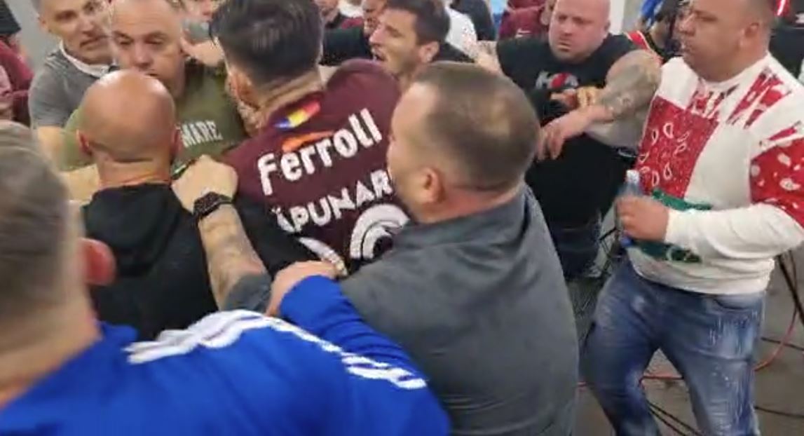 Imagini cu scandalul monstru de la vestiare de la finalul meciului FC U Craiova – Rapid: Cristi Săpunaru e ținut cu greu să nu sară la bătaie, într-un potop de înjurături! | VIDEO EXCLUSIV
