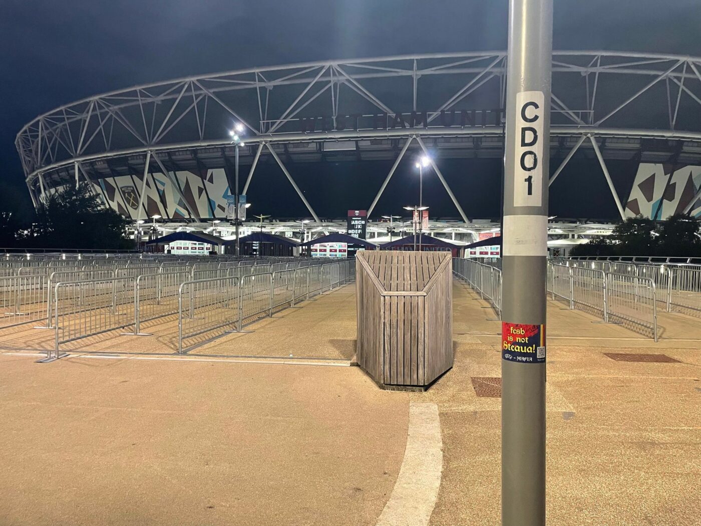 Răzbunarea supremă a fanilor lui CSA Steaua pe rivalii de la FCSB! Ce au putut să facă „militarii” la stadionul lui West Ham United | FOTO