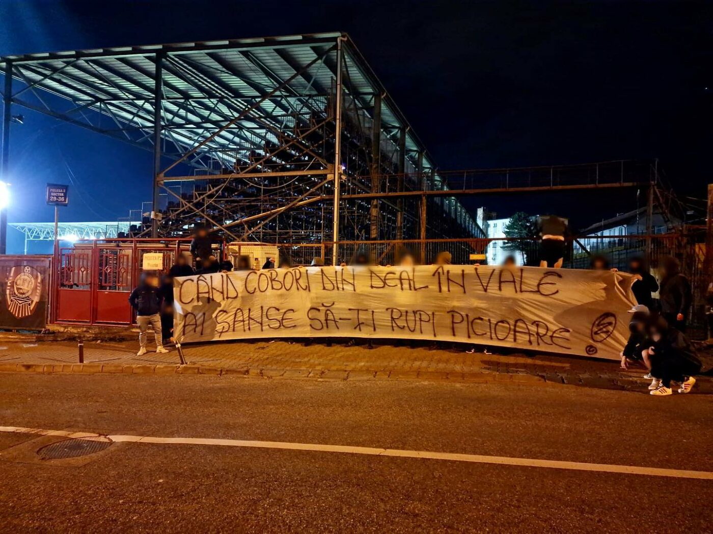 Suporterii lui U Cluj au trecut la amenințări! Mesaje dure afișate în fieful rivalei CFR Cluj, chiar lângă casele de bilete | FOTO