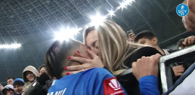 Moment emoționant pe „Ion Oblemenco”! Alex Cîmpanu și-a cerut iubita în căsătorie după victoria cu Petrolul! Cum a reacționat Denisa, tânăra care i-a dăruit o fetiță fotbalistului din Bănie | VIDEO & FOTO