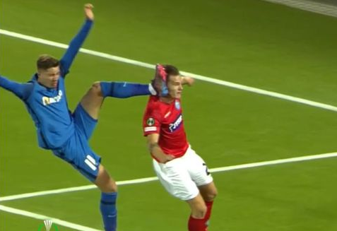 David Miculescu, gafă de amator în propriul careu! Penalty obținut de Silkeborg după o intrare dură a fotbalistului de 1,7 milioane de euro | VIDEO
