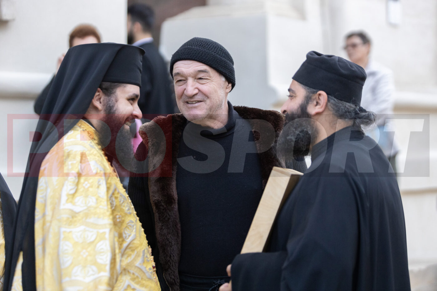 Imaginile momentului! Cum a venit îmbrăcat Gigi Becali la moaștele Sfântului Dimitrie cel Nou, de la Patriarhie | GALERIE FOTO