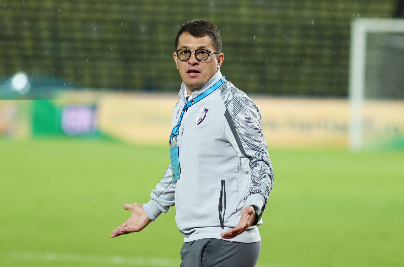 Alarmă la meciul FCSB – FC Argeș! Lui Andrei Prepeliță i s-a făcut rău și a plecat la vestiare | FOTO