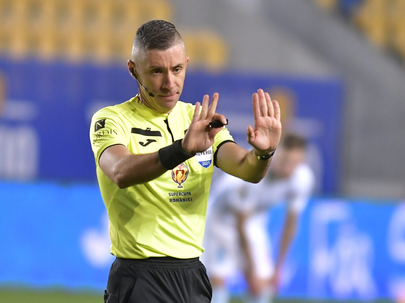 Arbitrul Radu Petrescu revine după episodul Igor Armaș în Superliga! Kyros Vassaras l-a premiat, după intrarea criminală a lui Edjouma de la FCSB, cu meciuri în Arabia Saudită și Conference League