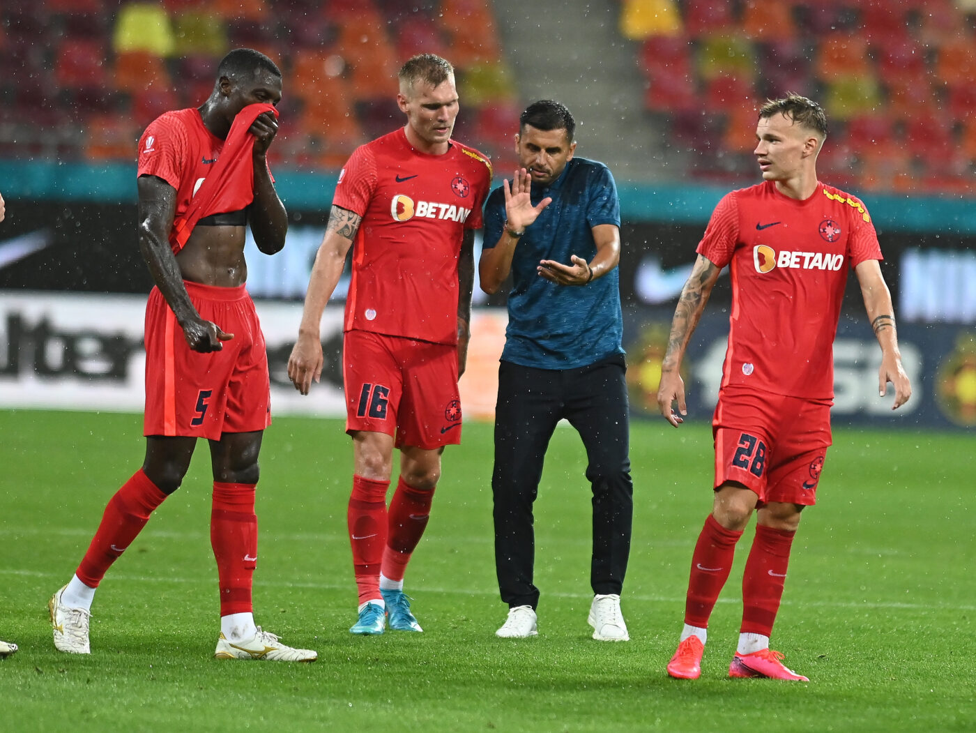 Ce se întâmplă, de fapt, cu cei 4 fotbaliști pe care Gigi Becali a anunțat că îi dă afară de la FCSB! Nicolae Dică a explicat: „Și eu aveam bagajele făcute”