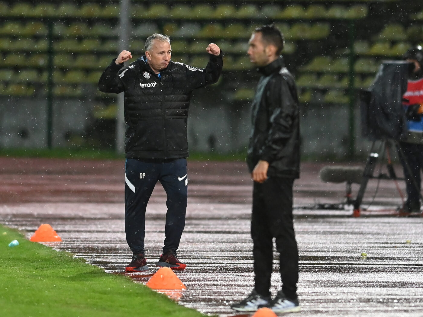 Dan Petrescu s-a relaxat după victoria cu Slavia Praga. „Mi se pare că este jumătate de minune!” Ce promisiune le-a făcut jucătorilor de la CFR Cluj