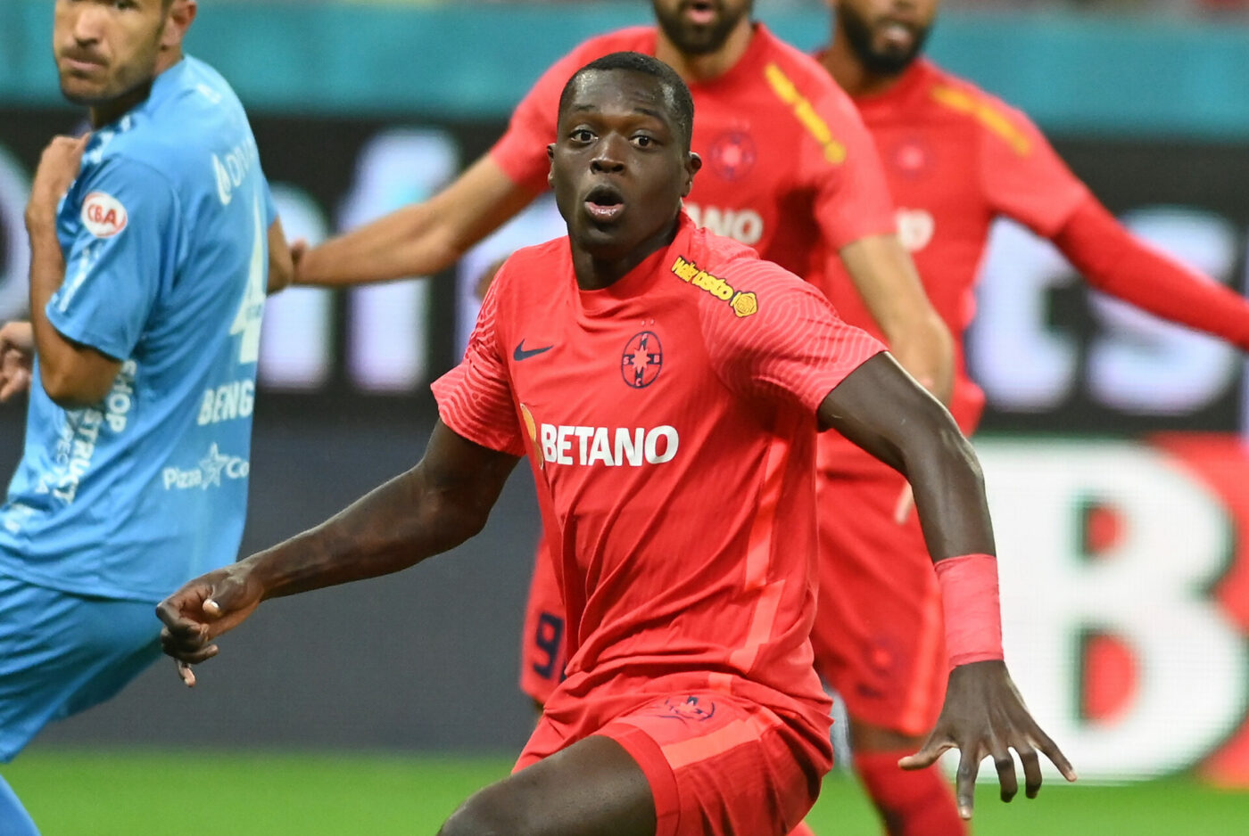 Joyskim Dawa, așteptat cu brațele deschise de un club din Superliga, după ce Gigi Becali l-a criticat dur: „Vai de capul meu! Şi aşa am nevoie de fundaş”