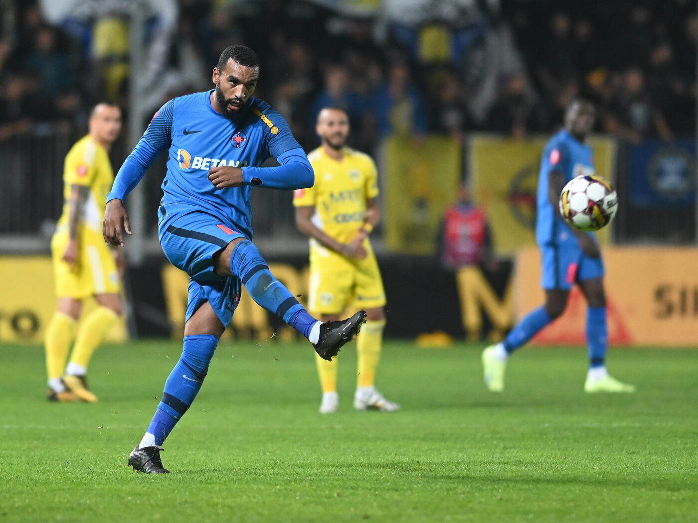 Mihai Pintilii a lămurit situația lui Billel Omrani, rezervă în meciul FCSB – Botoșani: „Cât are contract, să-l respecte!”