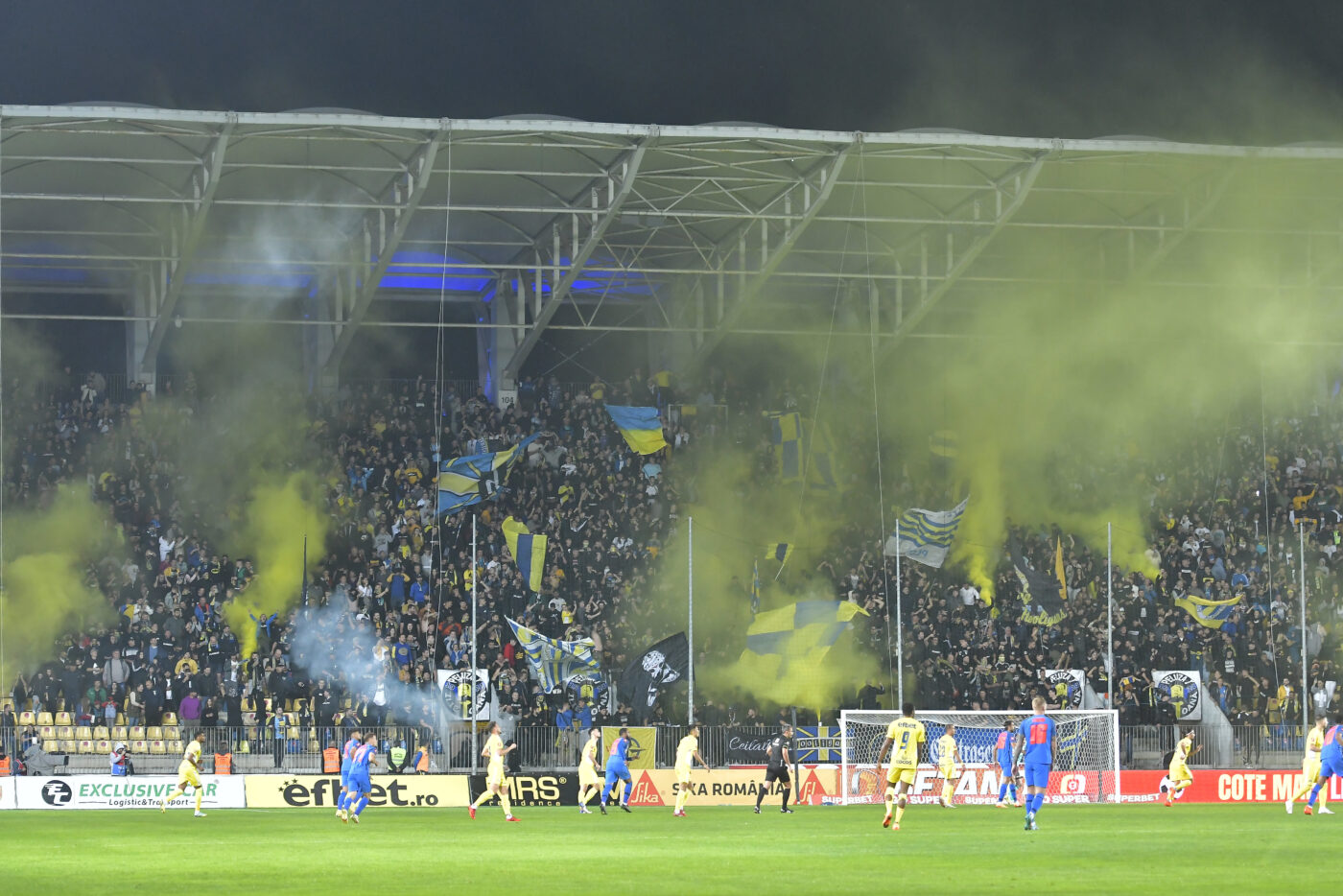 FCSB și Petrolul au fost amendate pentru incidentele de la meciul disputat pe „Ilie Oană”! Cu cât sunt datoare cele două formații